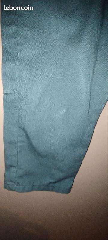 Combinaison de travail enfant 
8/10 ans
Bon état, voir très bon état 
Juste un endroit un peu "râpé" (voir photo)

Pas d'envoi, paiement espèces (image 3)