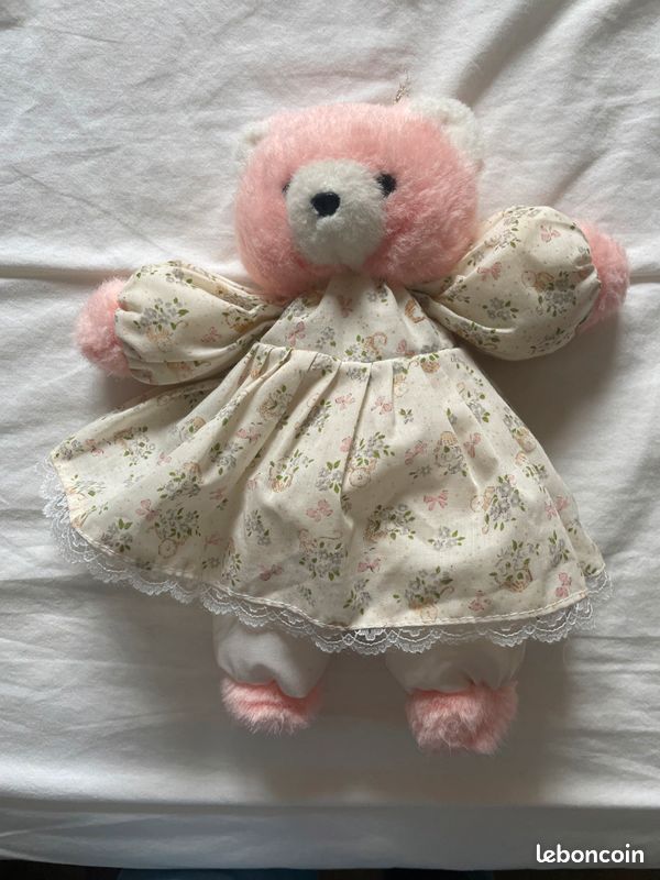Peluche ours rose vêtue petite robe (image 1)