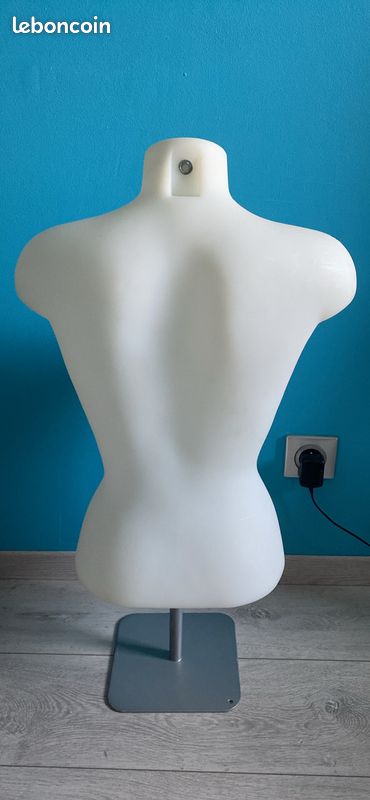 Buste femme en plastique avec pied (image 2)