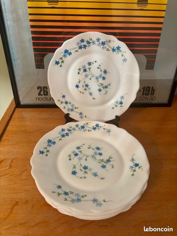 Lot de 6 anciennes assiettes à dessert Arcopal décor myosotis