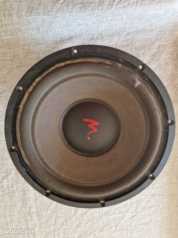 Subwoofer focal 33kx Double bobine 2/2 ohms. Puissance max 800 watts. De 30hz à 1000 hz