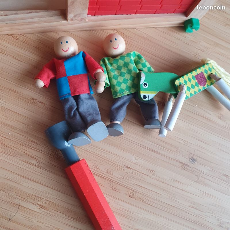 Maison de poupée en bois avec personnages bois et accessoires (image 4)