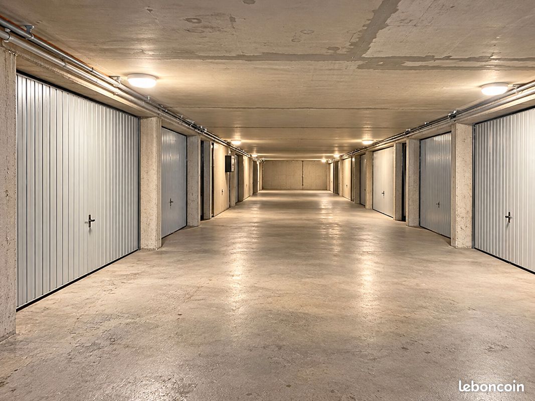 Parking 12 m² · à Saint-Mandrier-sur-Mer · 12 m² · 27 700 €