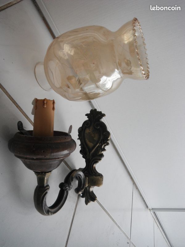 Ancienne applique murale en bronze et bois bougie globe en verre teinte (image 10)