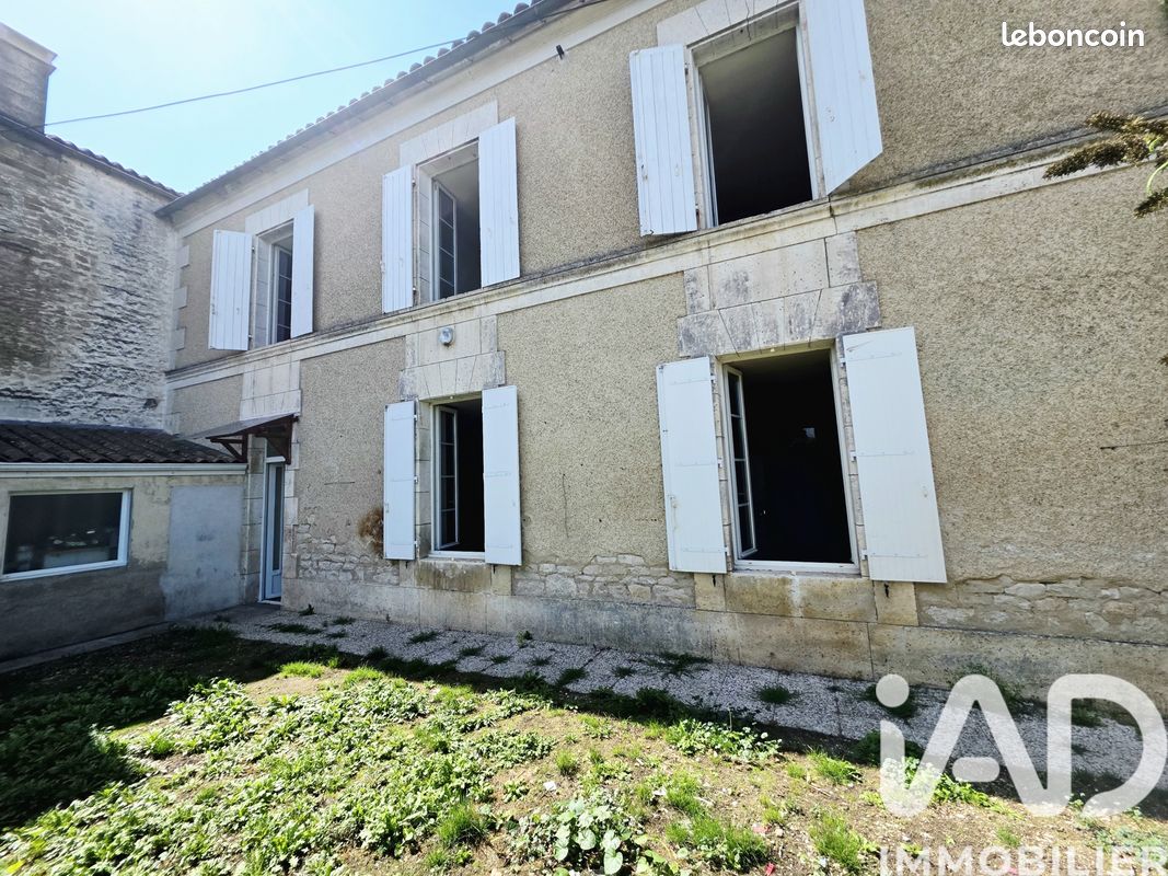Maison 9 pièces 153 m² · à Douzat · 153 m² · 98 000 €