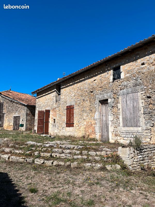 Maison 2 pièces 105 m² · à Nanteuil-en-Vallée · 105 m² · 110 000 €