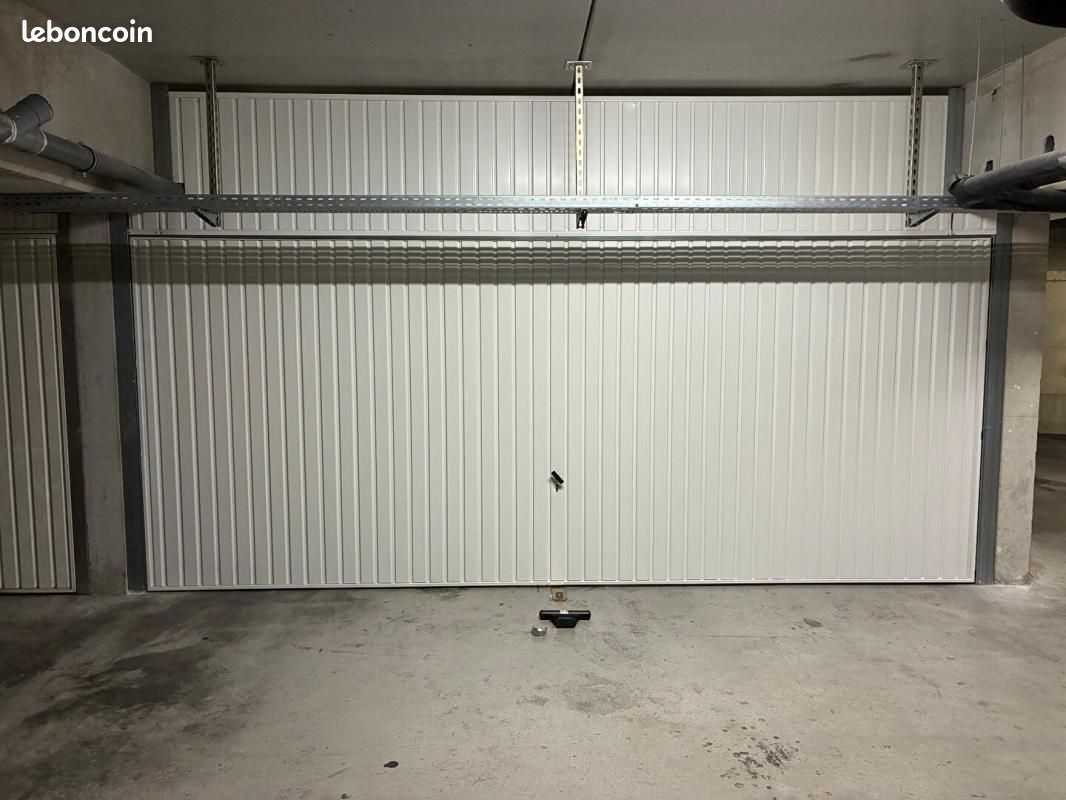 Parking 20 m² · à La Penne-sur-Huveaune · 20 m² · 150 €/mois