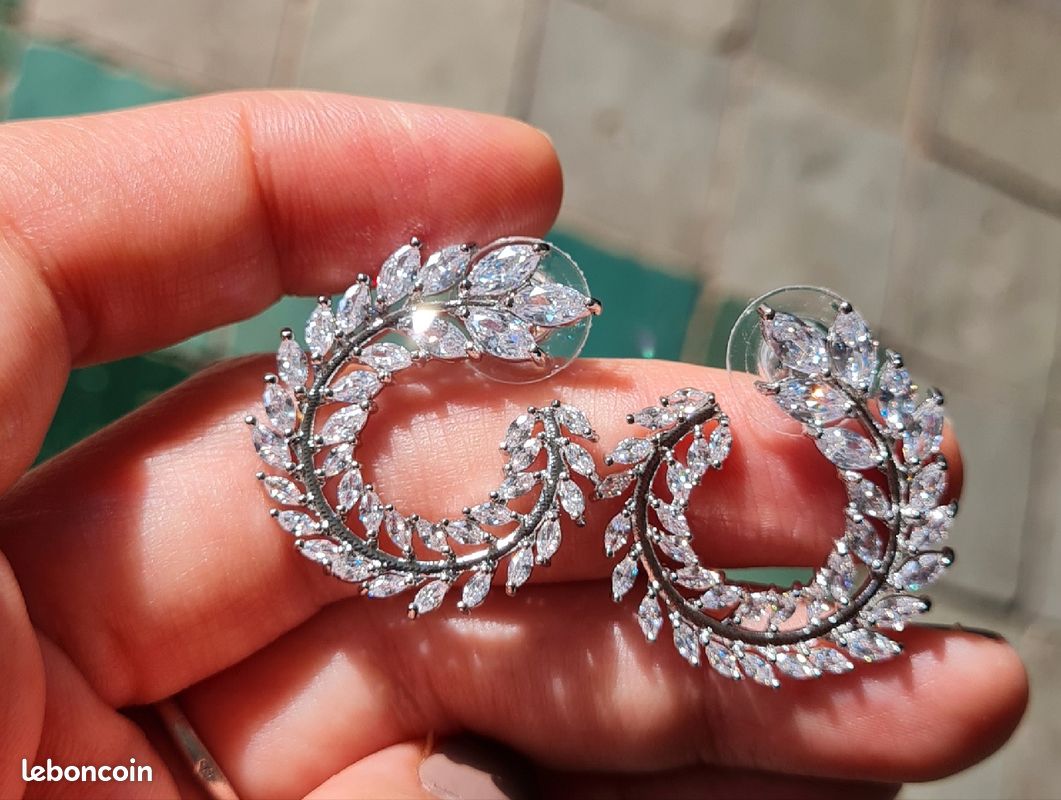 Boucles d'oreilles en cristaux neuves (image 1)