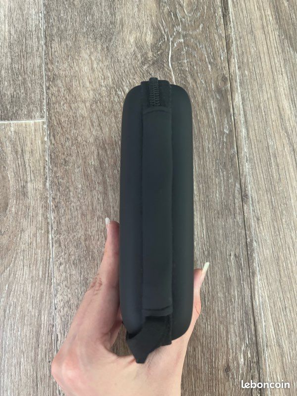 Étui / pochette de protection rigide noire avec fermeture éclair (image 2)
