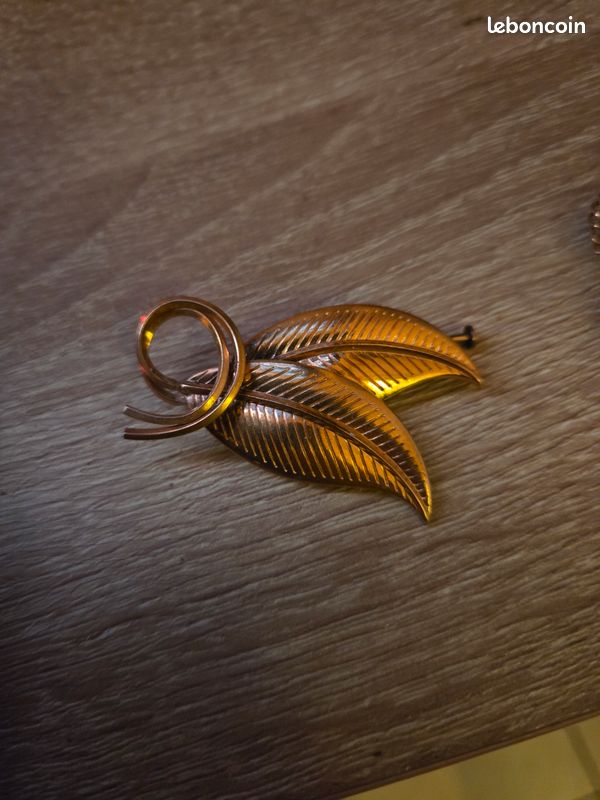 Jolie Broche Vintage – élégance Rétro, Pièce Unique