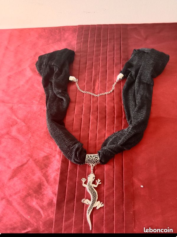 Foulard avec breloque salamandre (image 1)