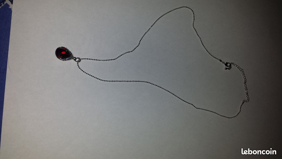 Collier rouge - n° 11 - (image 1)