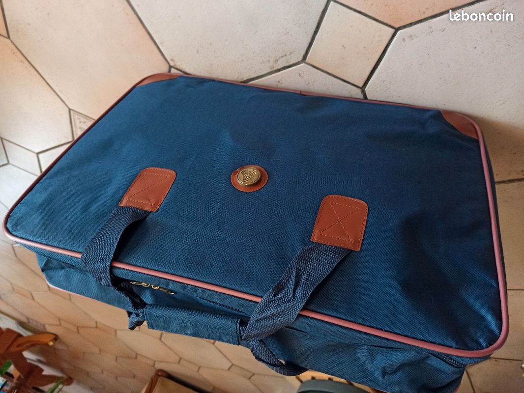 Set de voyage : valise + trousse de toilette (image 2)
