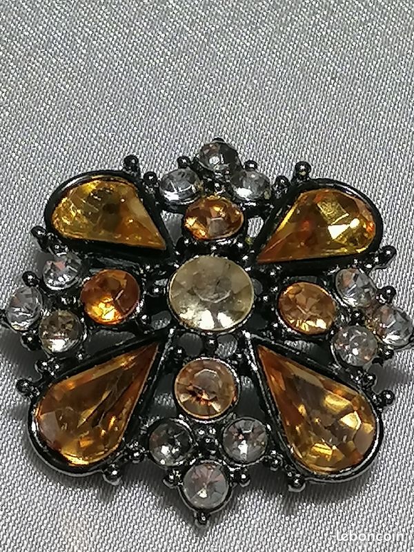 Broche Vintage Signée – Bijou Ancien Avec Histoire – Occasion En Bon état Général