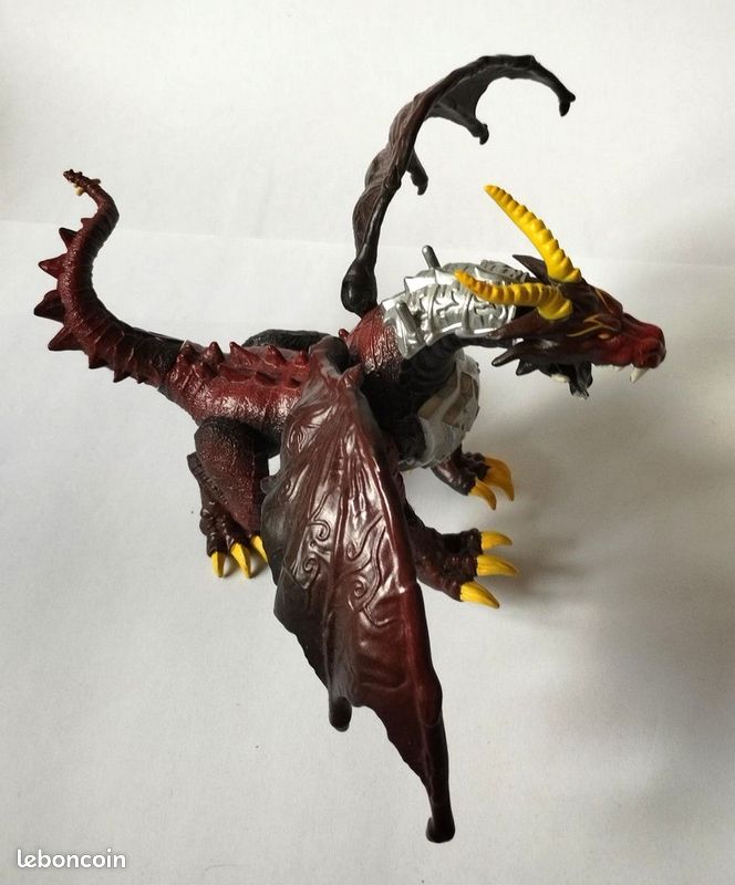 Oeufs de dragon de Pâques avec dragon à Maroc