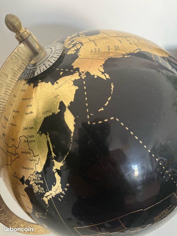Globe terrestre noir et doré (image 4)