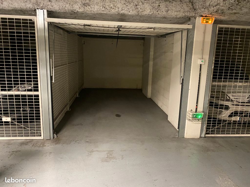 Garage/box Lyon · 142 €