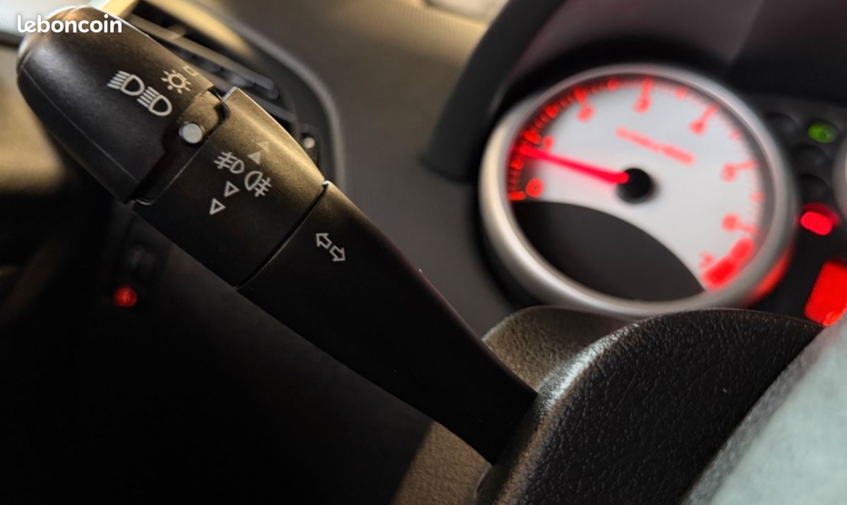 PEUGEOT 207 1.4 VTI 95 ACTIVE / CLIMATISATION / EMBRAYAGE NEUf (image 10)