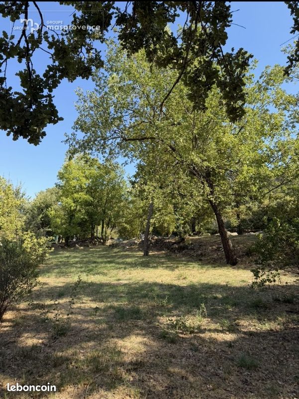 Terrain à bâtir de 1000 m² à LA CELLE (83) · 165 000 €