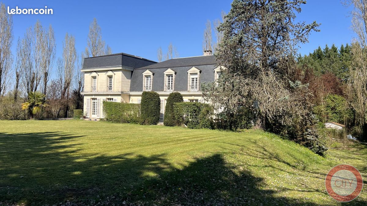 Maison 8 pièces 350 m² · à Yvrac · 350 m² · 792 600 €