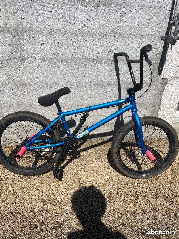 BMX Brooks quasi neuf – Cadre bleu métal / Pegs roses (image 1)