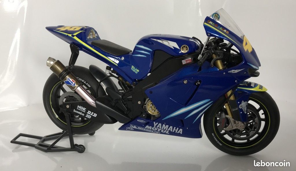Modèle de moto de compétition GP Yamaha n°46 (image 3)