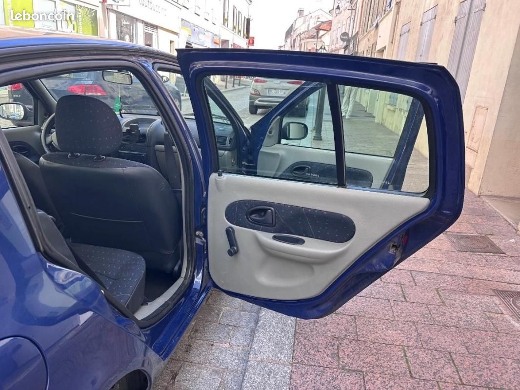 Renault Clio 1.2 60 AUTHENTIQUE (image 19)