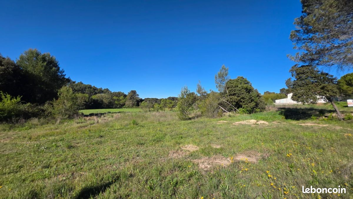 Terrain à bâtir de 340 m² à LAMBESC (13) · 220 000 €