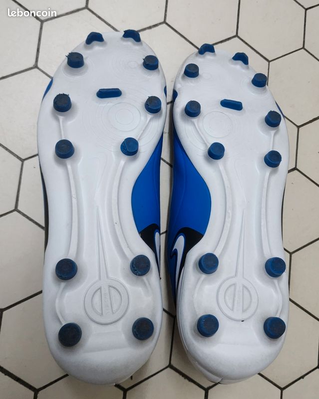Nike Jr Legend 10 Club FG/MG Chaussures de foot Garçon
Nike Jr Legend 10 Club FG/MG Chaussures de footballGarçon (image 3)