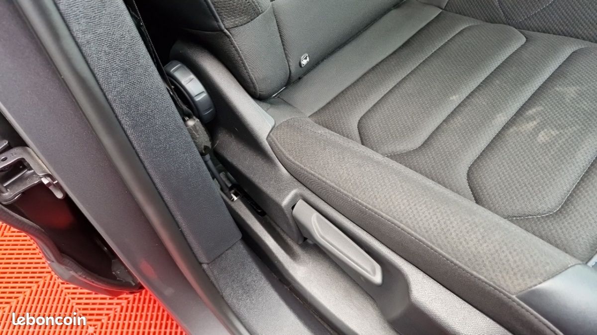 Citroën C5 Aircross HYBRIDE RECHARGEABLE 225 E-EAT8 FEEL PACK (image 7)