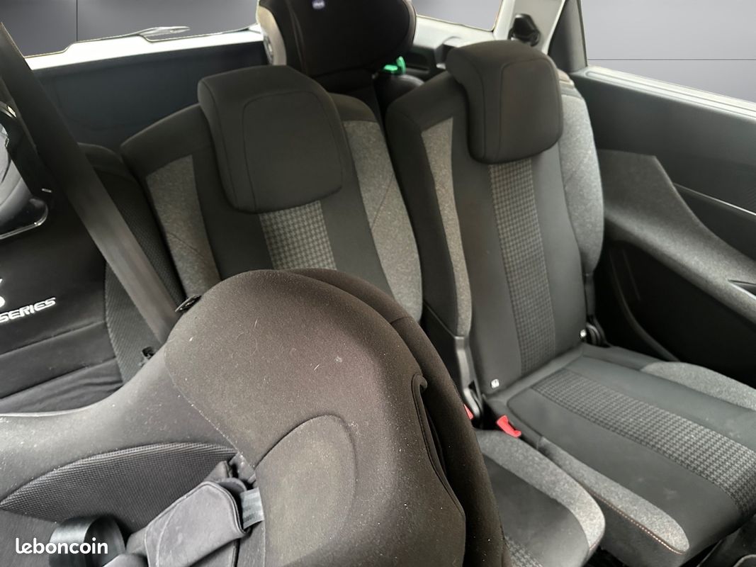 PEUGEOT 5008 PureTech 130ch SS EAT8 Active (image 18)