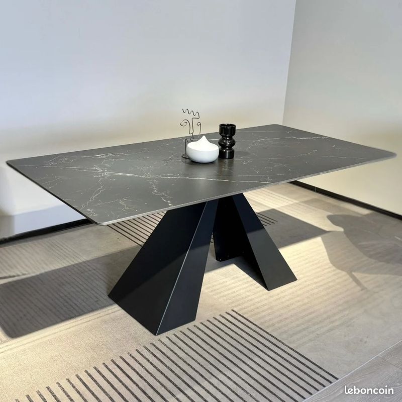 Assiette plate en céramique blanche motif en relief Leonie | Maisons du