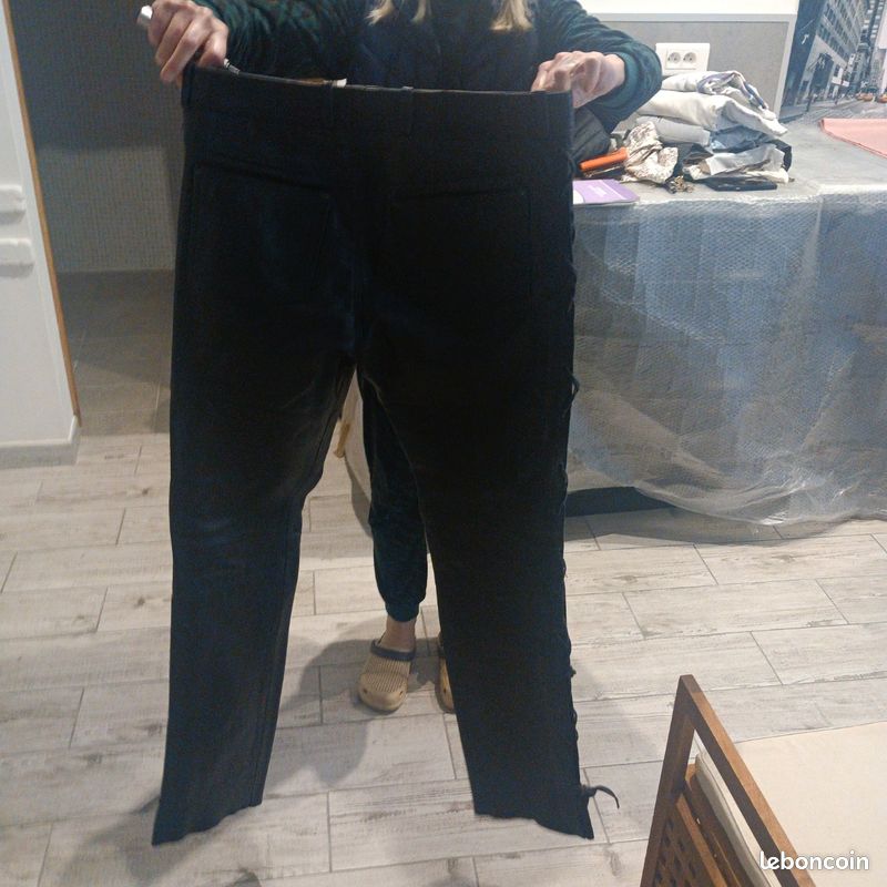 Vend pantalon moto cuir avec lanniere sur le côté bon état porté une fois (image 1)