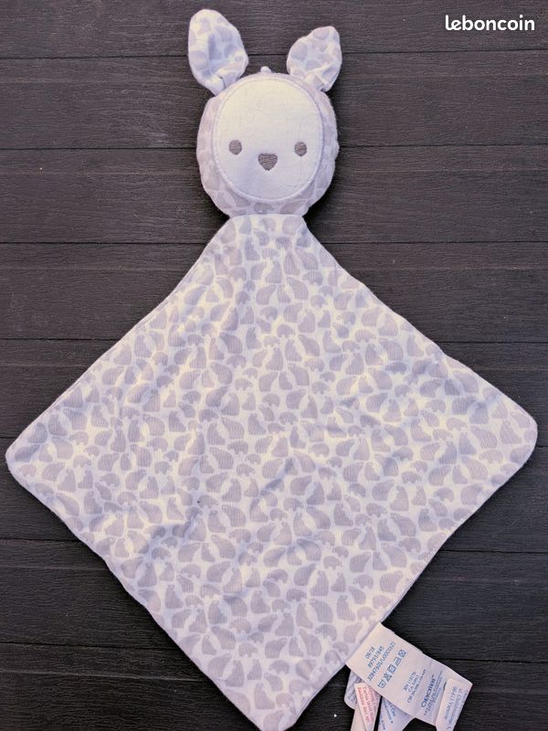 Doudou plat lapin de la marque Obaïbi, blanc avec un motif d'ours (image 1)