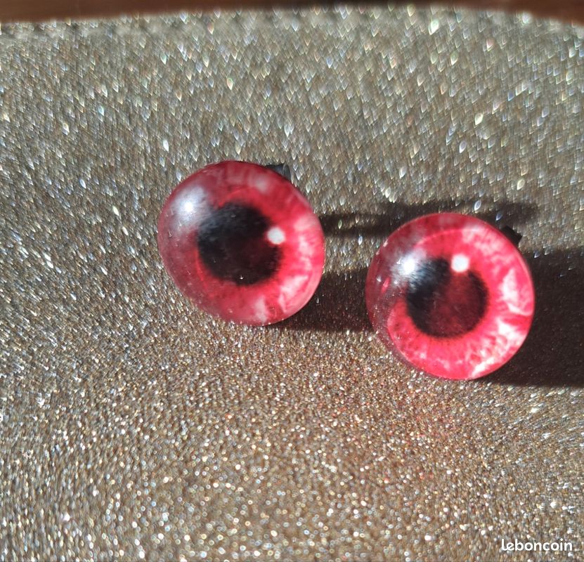 Boucles d oreilles oeil rouge irisé (image 1)