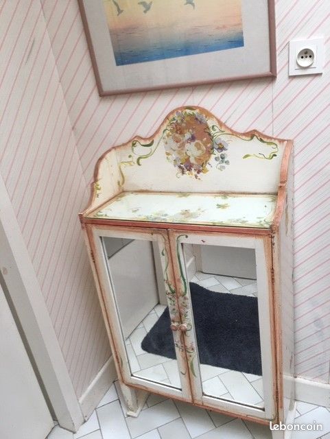 Petit meuble en bois décoré à la main bon état (image 1)