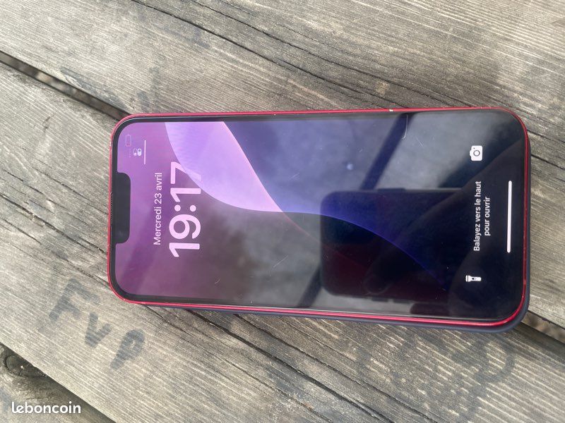 Bonjoure je vends un iPhone 13 128 giga de couleur rouge neuve quelque p’tite reyure (image 1)