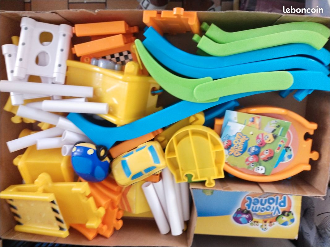 Lot SMOBY Vroom Planet : circuit, garage et son camion de transport (image 3)