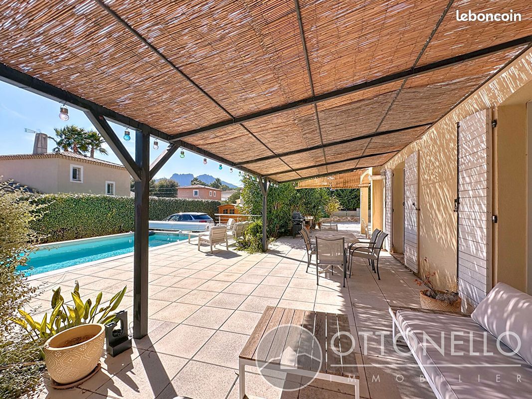 Maison 10 pièces 232 m² · à Roquebrune-sur-Argens · 232 m² · 890 000 €