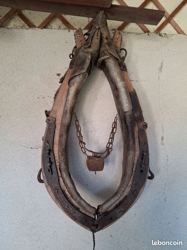 Harnais de cheval chiffré, surmonté d'une couronne de baron, - Lot 85