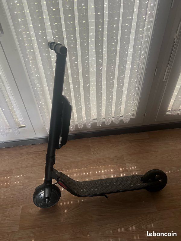 Ninebot ES4 by Segway - trottinette électrique couleur blanche