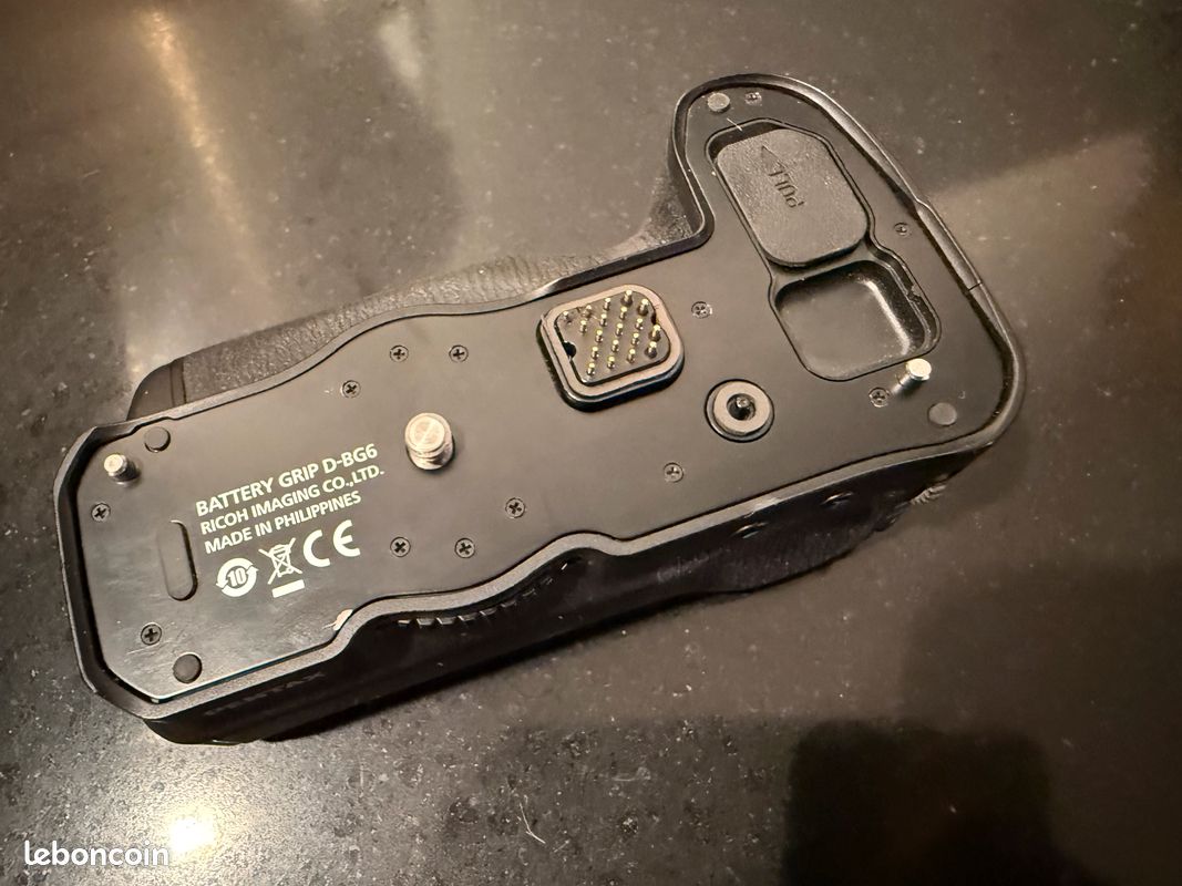 PENTAX K-1 NU avec poignée Grip D-BG6 et plein d'accessoires d'origine (image 14)