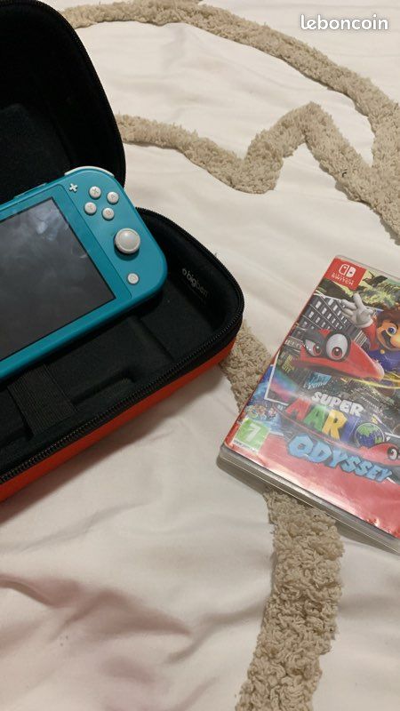 Switch Lite Turquoise et Jeu Vidéo Super Mario Odyssey (image 1)