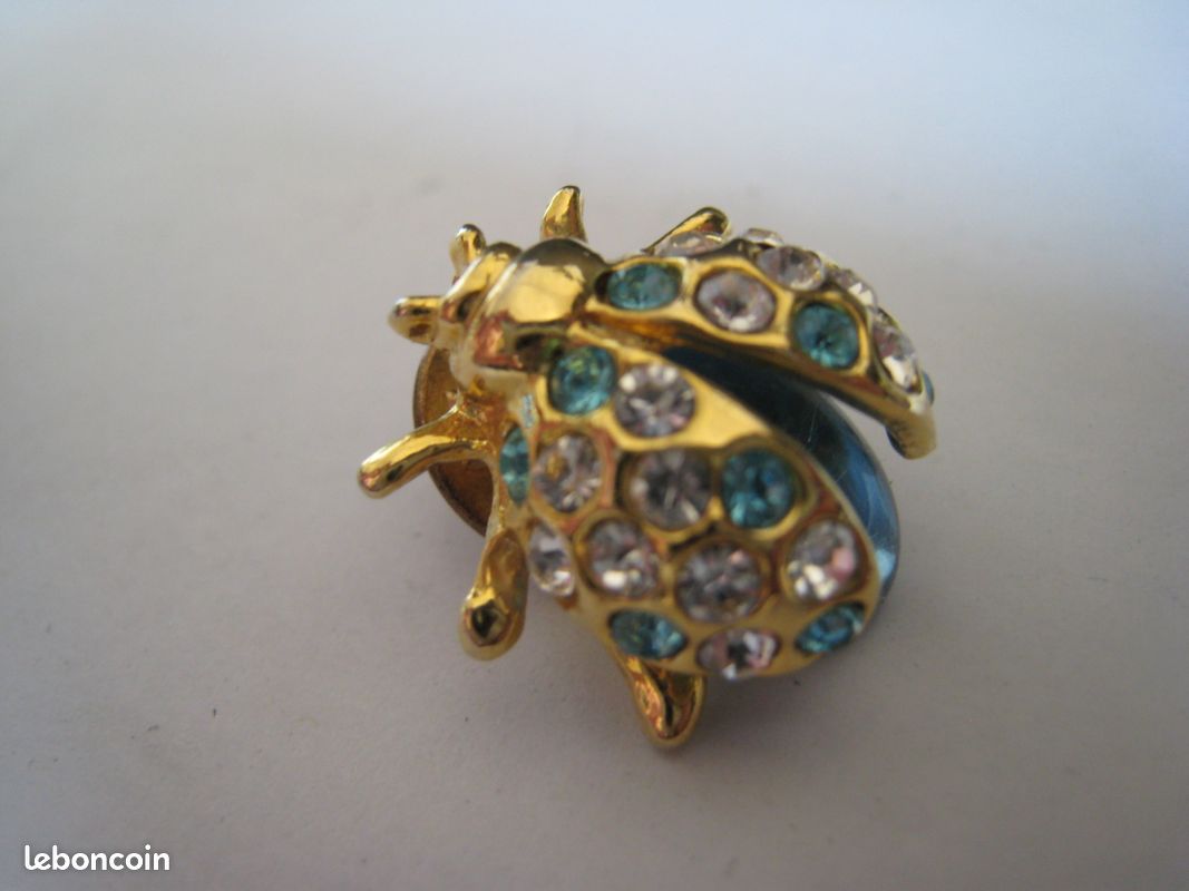 Broche coccinelle dorée vintage avec strass et accent de fausses perles - France