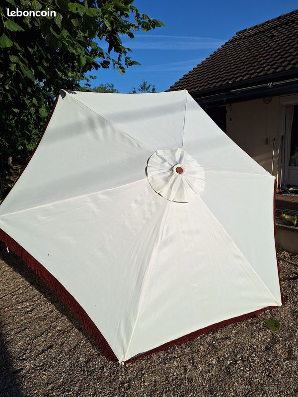 Grand parasol vintage en toile et bois en bon état (image 1)