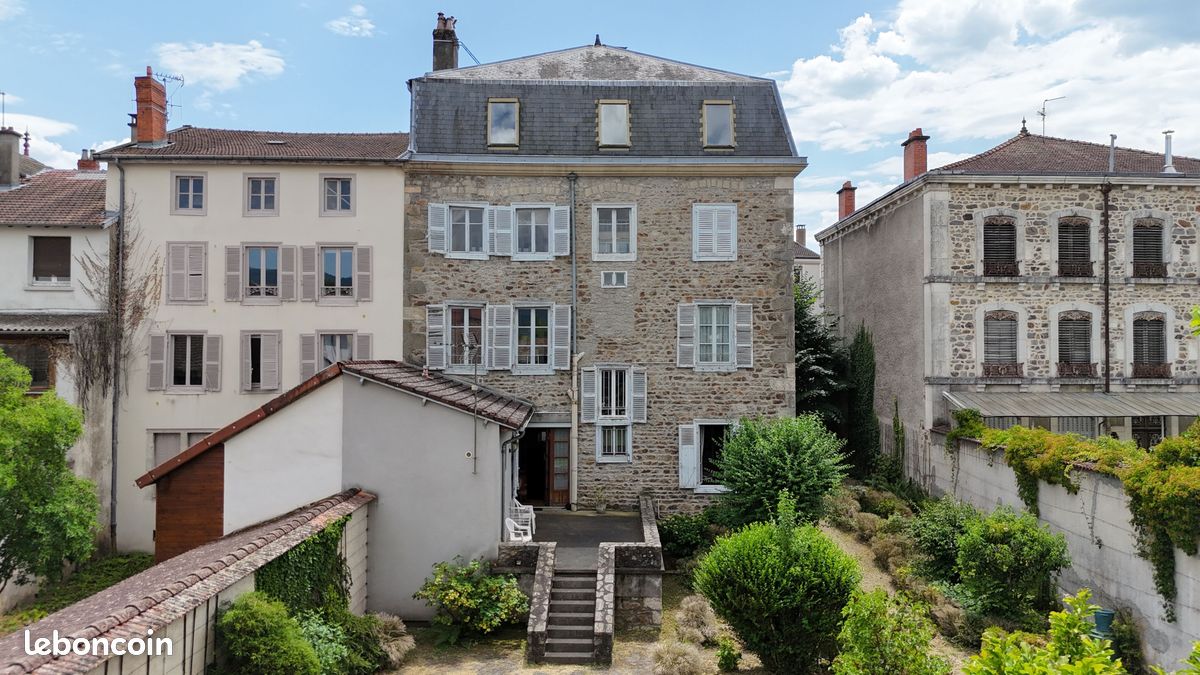 Maison 15 pièces 391 m² · à Ambert · 391 m² · 245 000 €