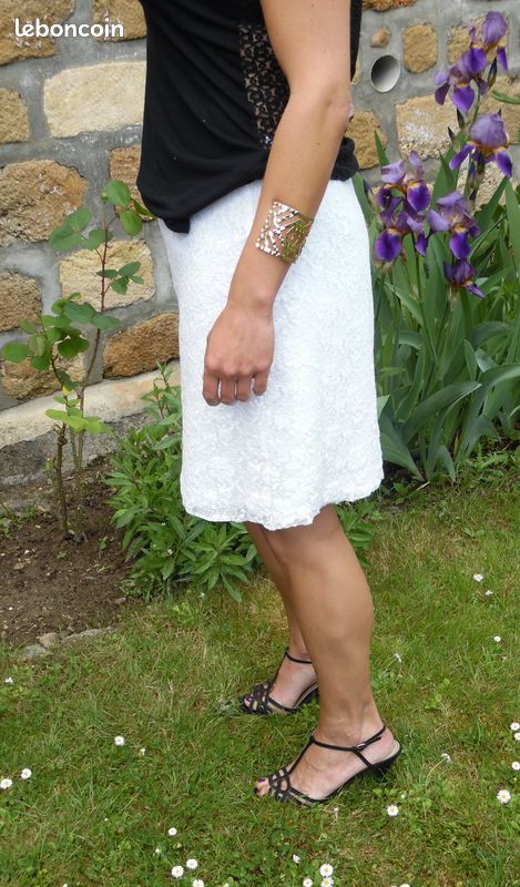 Jolie jupe courte en dentelle blanche taille 40 Vêtements