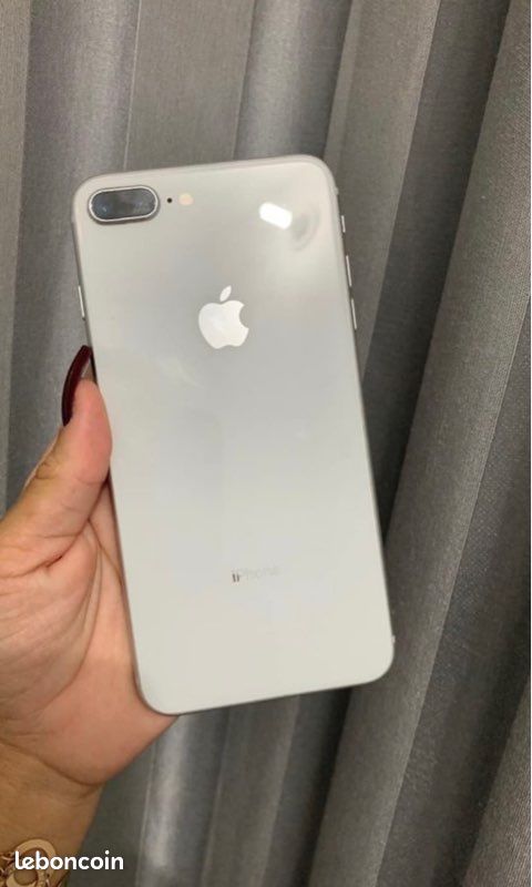 IPhone 8+ avec accessoires (image 2)