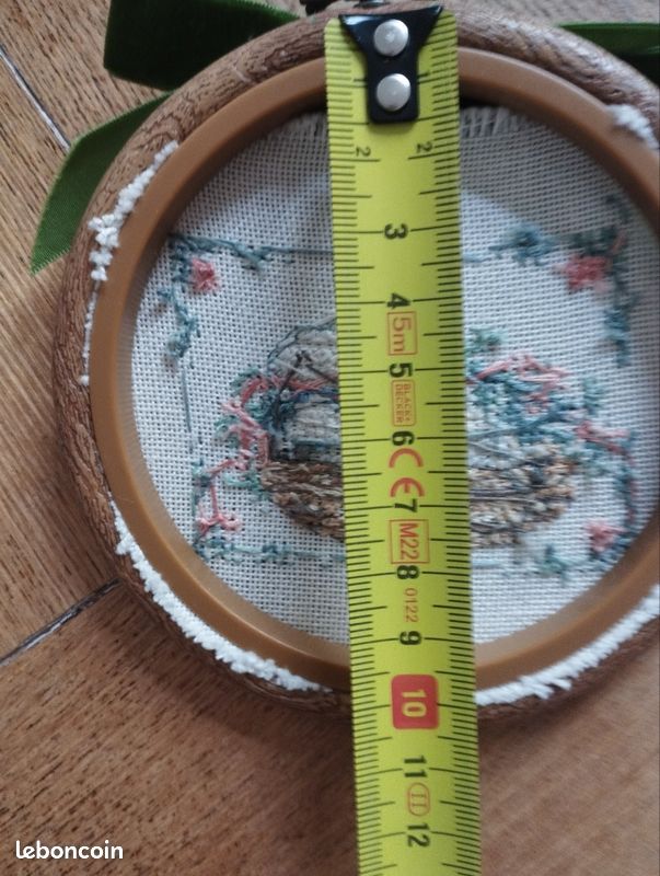Cadre rond avec broderie point de croix 'Lapin dans son panier' (image 4)