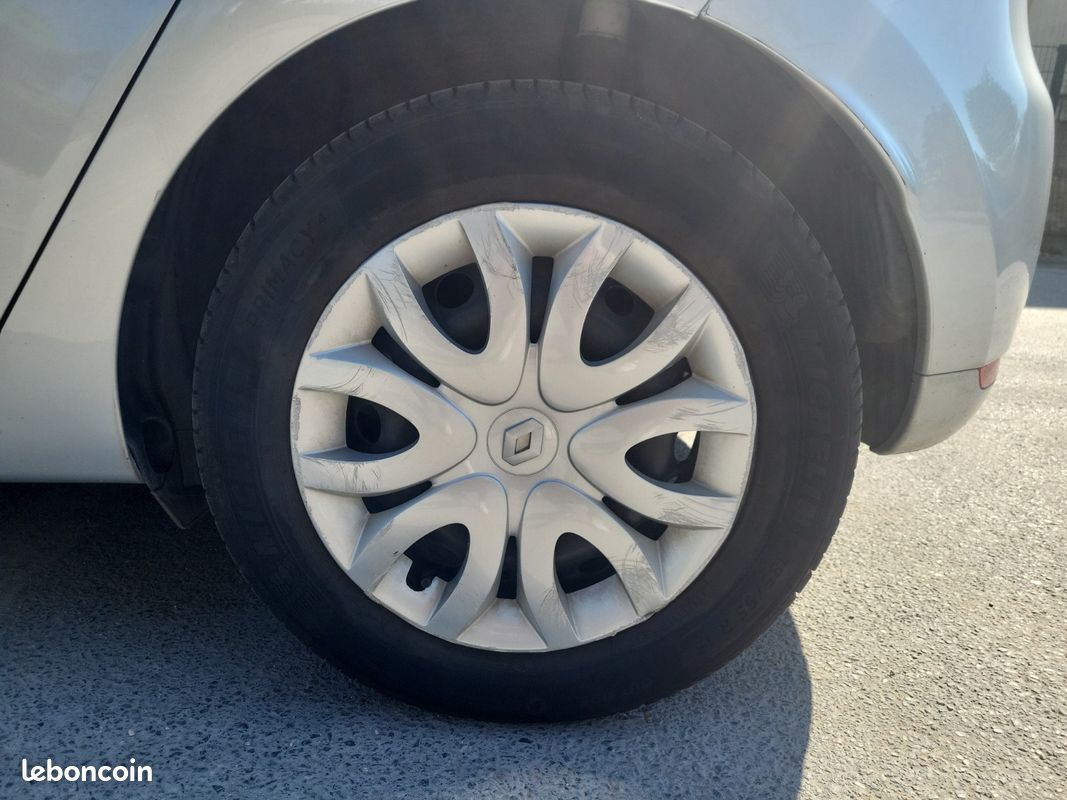 RENAULT CLIO IV 1.5 dCi 90 Energy 82g Zen - Climatisation - GPS - Régulateur - Limiteur de vitesse (image 21)